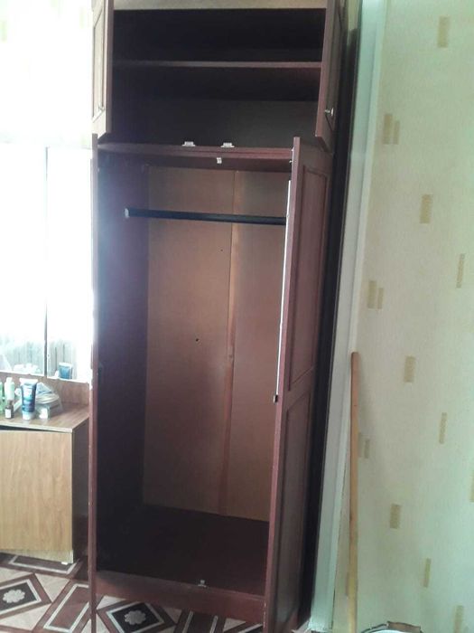 Продается двустворчатый платяной шкаф с антресолью.