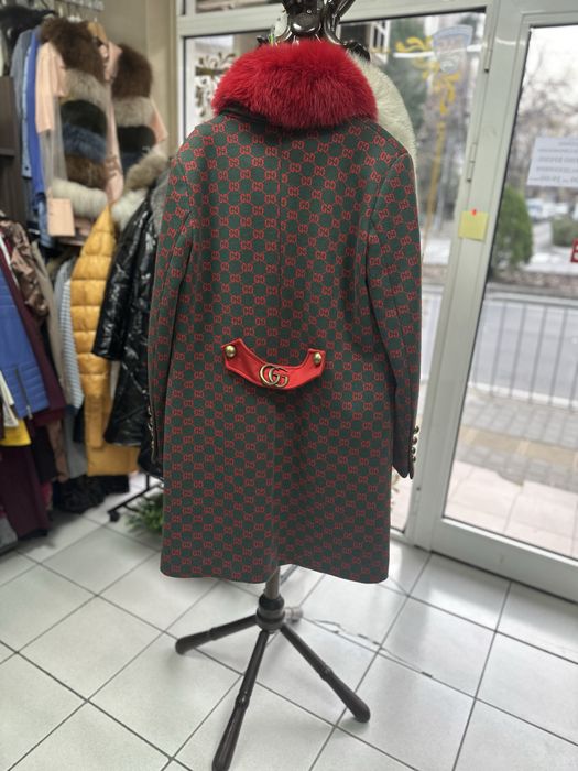 Продавам палто размер Л с яка естествена лисица в много добро състояни