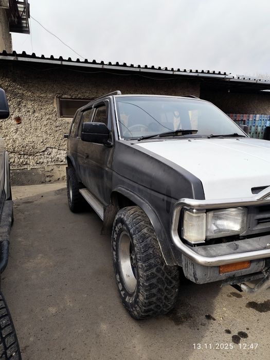 В продаже Ниссан Террано 1992 года 3 литра бензин на ходу