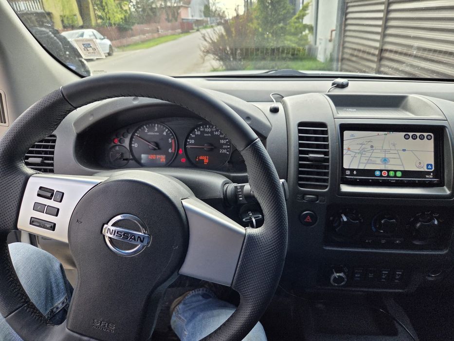 Vând Nissan Navara autoutilitara cu KM PUTINI și FARA RUGINĂ