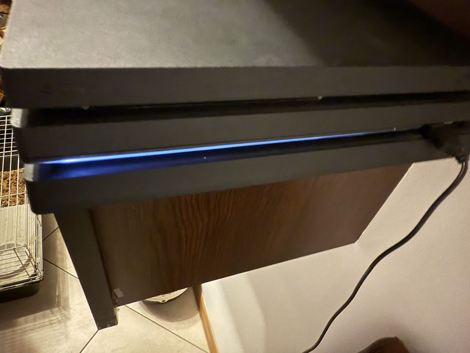 Vand consola ps4 pro + 44 jocuri + 3 controlere