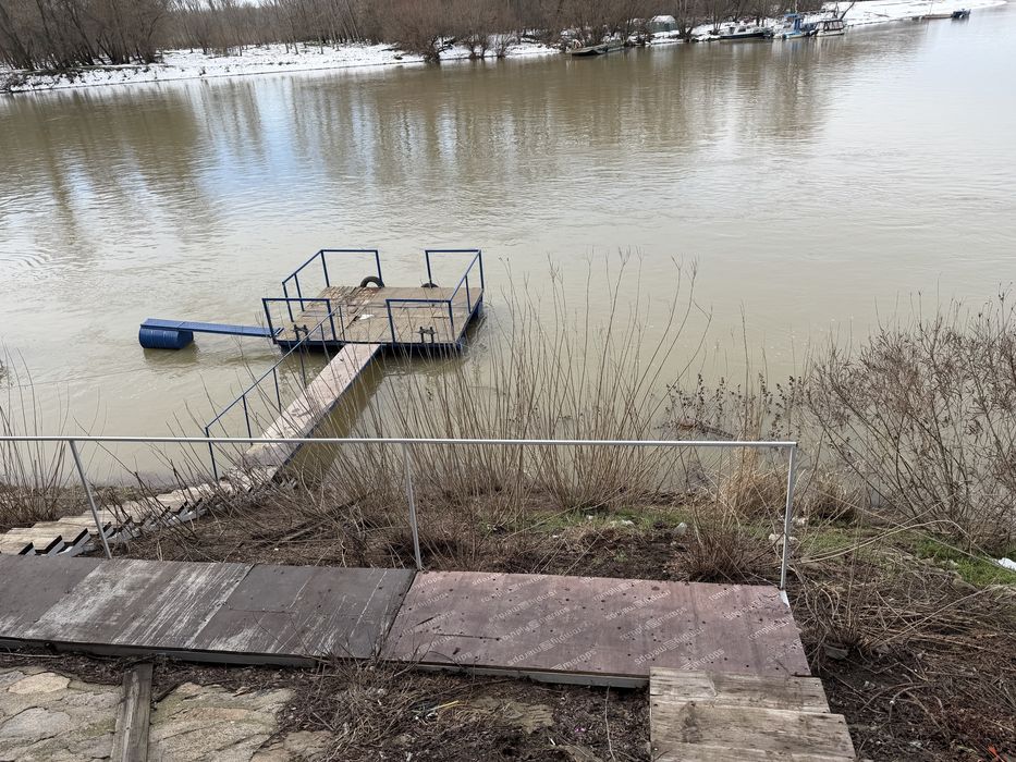 Barca + Ponton de vanzare ancorat  in Parcul Mare