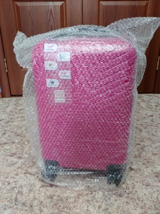 Продаю новый малиновый чемодан