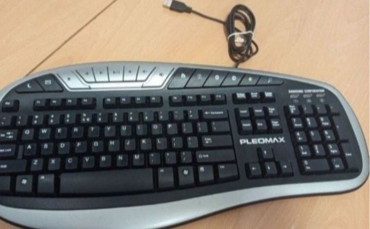 Vand Tastaturi Logitech alba cu lay-out in Limba Germana și Samsung Pleomax