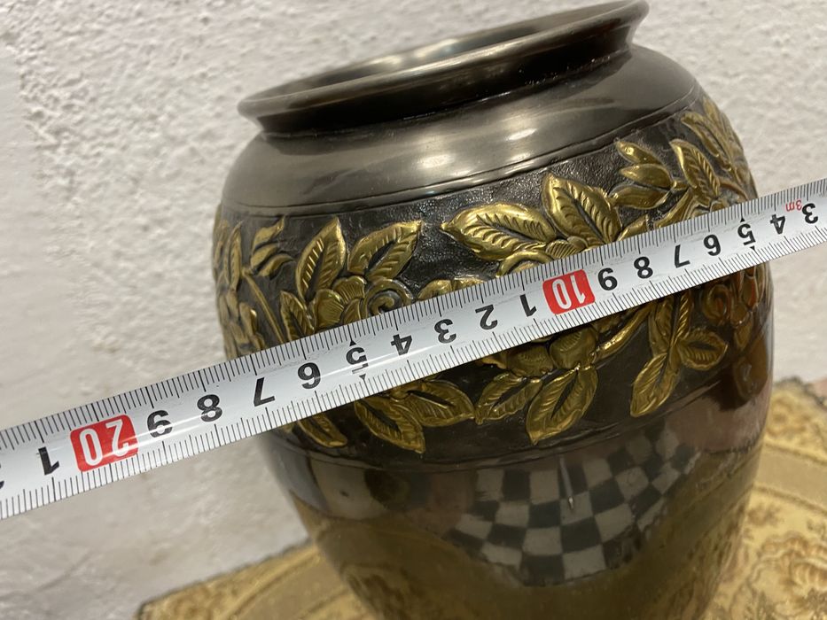 Голяма английска посребрена ваза с релефни елементи от месинг