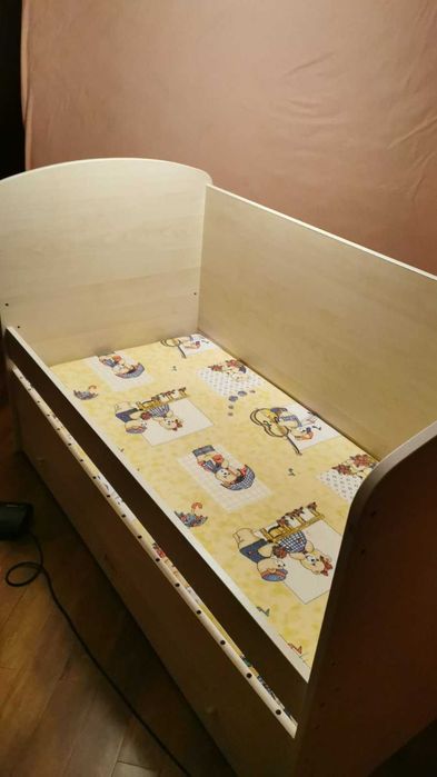 Продавам детско креватче