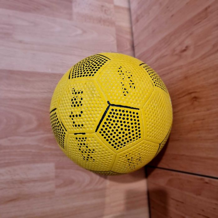 minge de fotbal si tenis cu piciorul nike barcelona