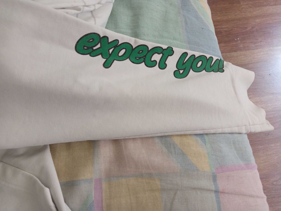 Суичър бял със зелен надпис "Nobody's perfect except me!"