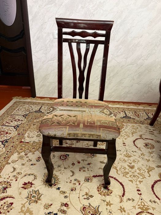 Стол со стулями для гостиной