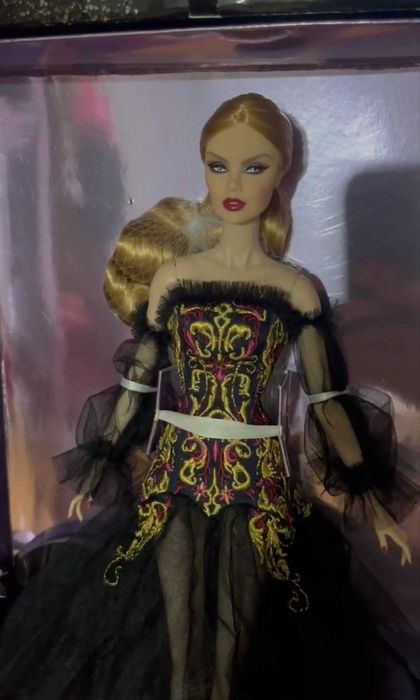 Papusa Integrity Toys Vanessa Perrin Smoke & Shadow