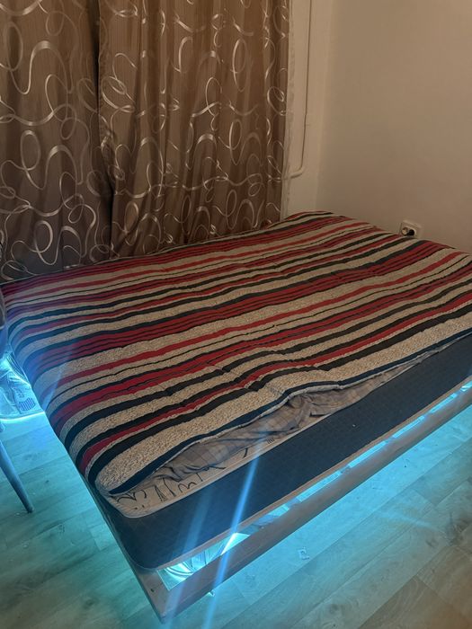 Металлический кровать с матрасом