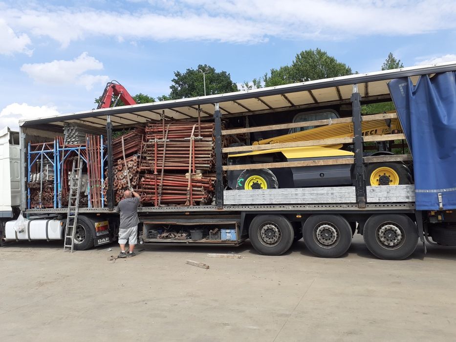 schela metalică și popi metalici