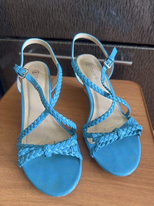 Продам женские босоножки