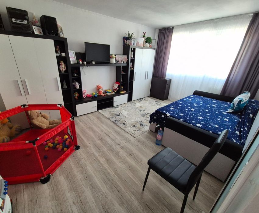 Vând apartament 4 camere