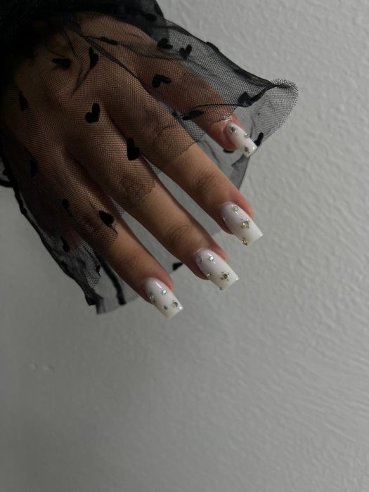 Услуги маникюра и ресниц