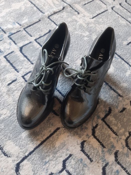 Туфли женские на шнурках