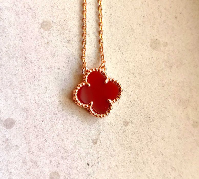 Дамско колие с детелина от червен карнелин на Van Cleef & Arpels VCA