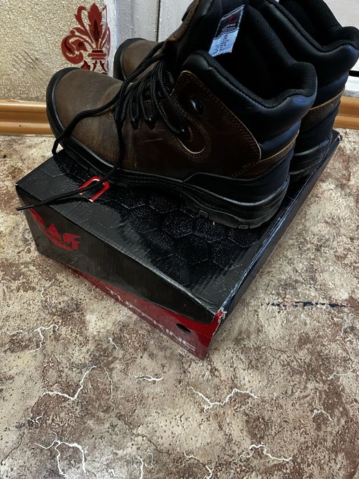 Продам спец ботинки