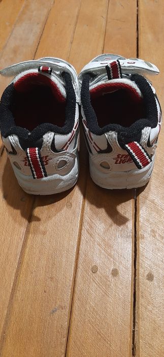 Обувки за момче номер 22  нямат скъсано никъде.