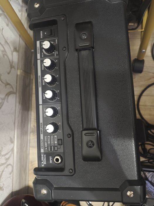 Продам комбо усилитель Roland Cube GX-10