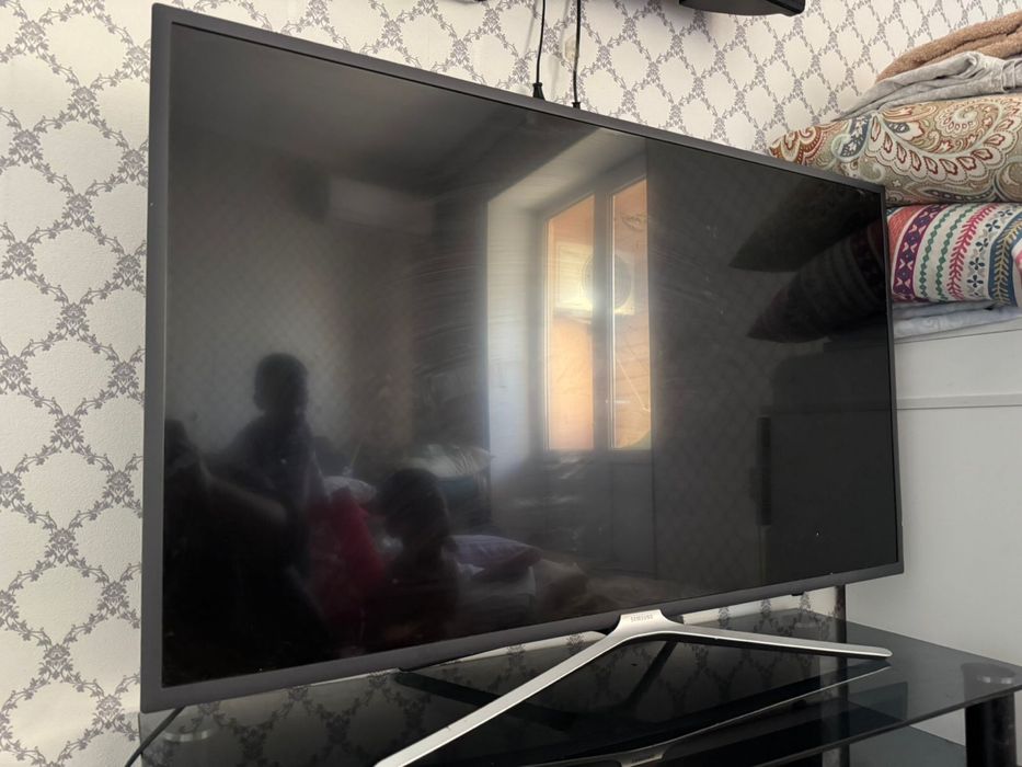 Телевизор и подставка для телевизора