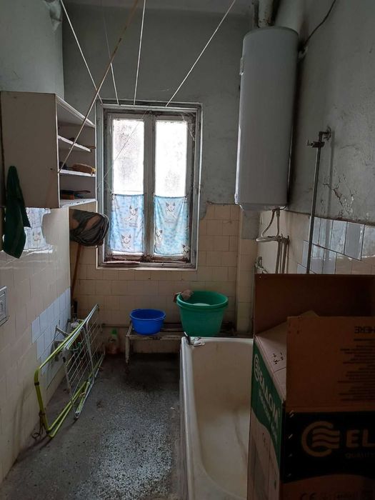 Голям апартамент, който може да се раздели на два по - малки.