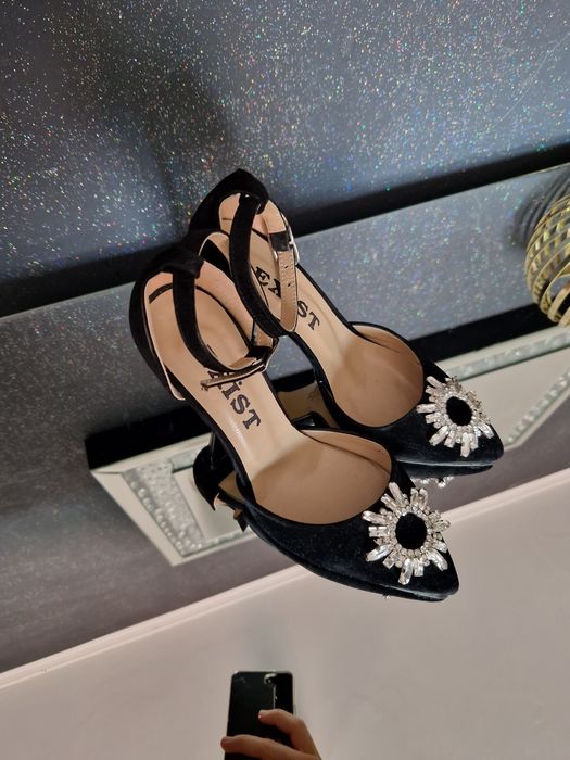 Pantofi decupați cu broșa cristal