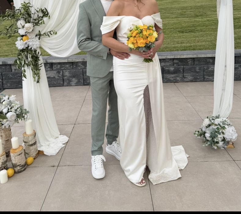 Vand rochie  ivuar  din satin si dantela cu paiete finute arginti