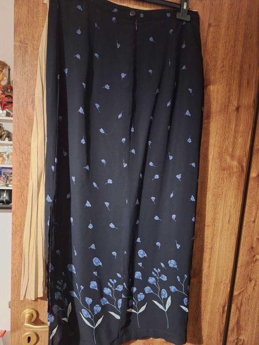 Продавам дълга  копринена дамска пола