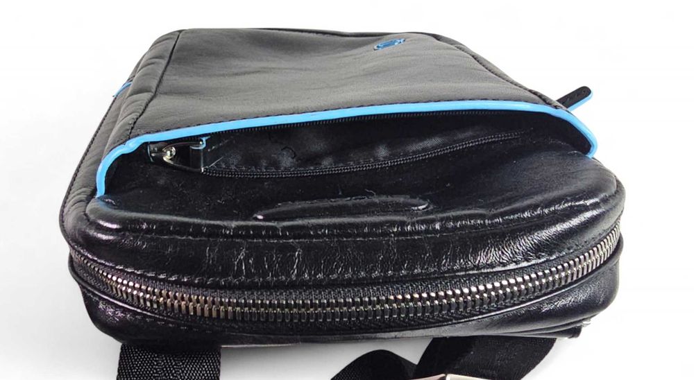 Piquadro - мъжка кожена чанта за през рамо