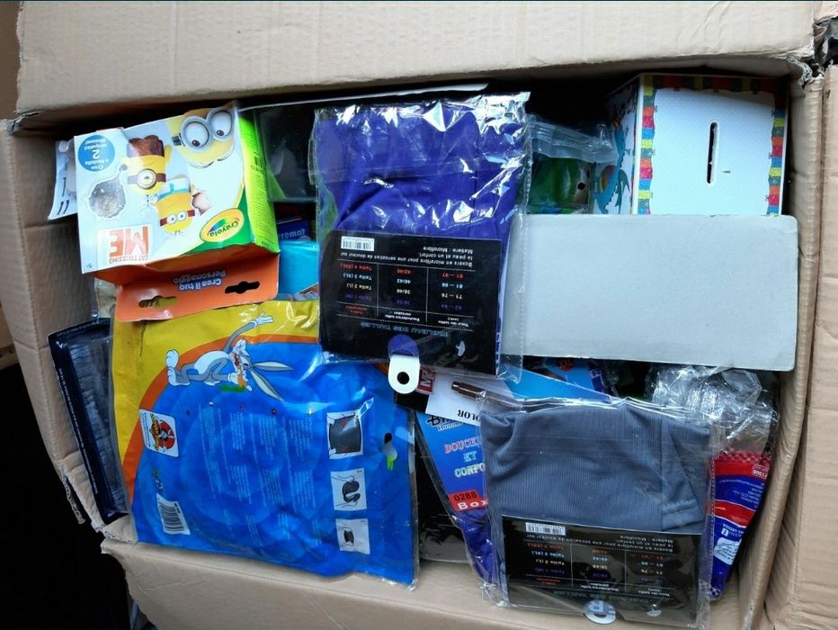 Cutii cu diferite produse -gen bazar