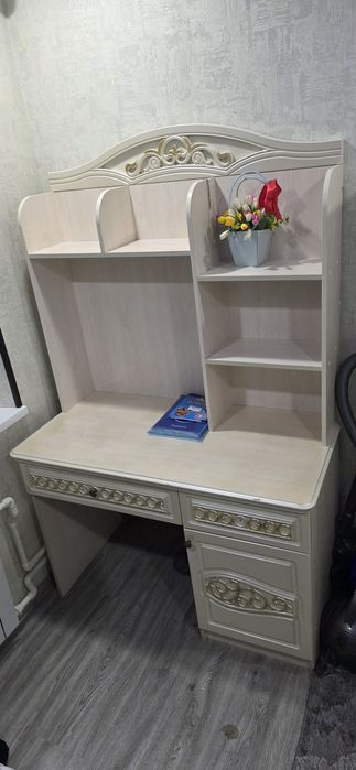 Стол сотилади яхши холатда