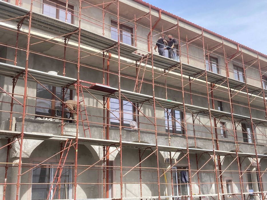 Schelă metalică de închiriat cu montaj autorizat la cerere