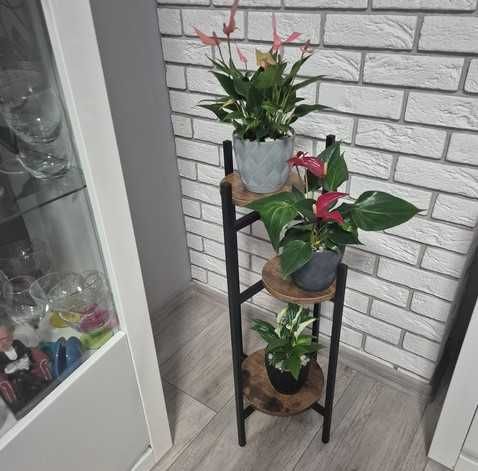 Красив ъглов цветарник - метална стойка за три саксии