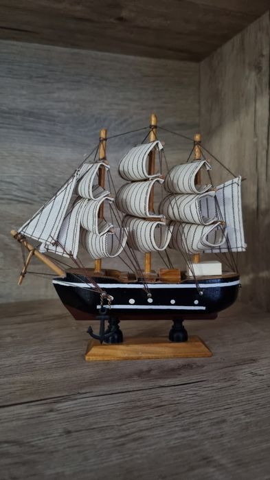 Barca din lemn cu panze