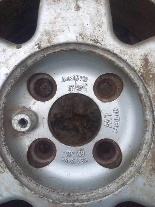 Vând 4 roți cu genți de aluminiu și o roată de rezervă cu geantă de fi