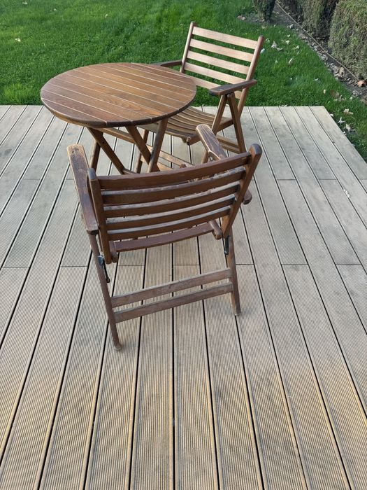 Дървени маси и столове