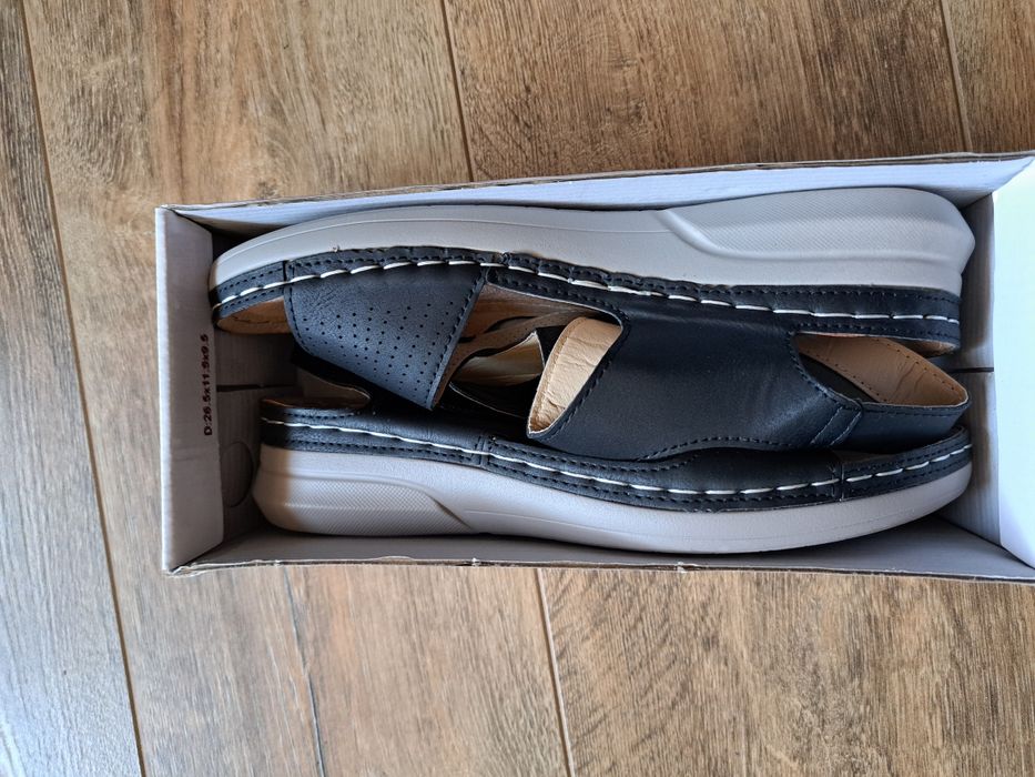 Черни сандали само пробва ни