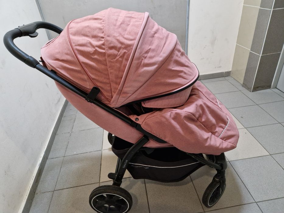 Детская прогулочная коляска