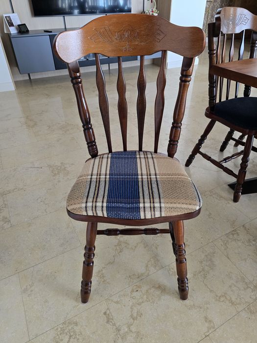 12 scaune din lemn masiv, stil clasic – 6+6 cu tapițerii diferite