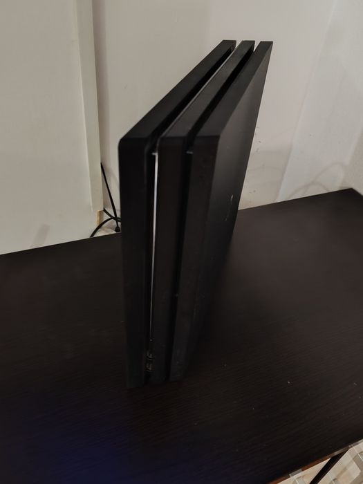 Vând PS4 Pro 1TB Neg