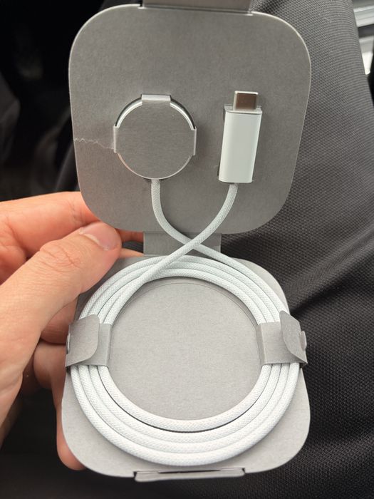 Apple Watch Magnetic Fast Charger to USB-C кабел с дължина 1 метър.