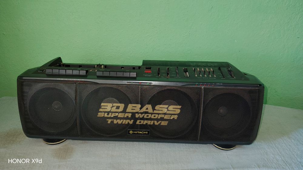 Продаю магнитофон Hitachi.