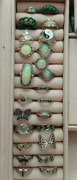 Продам различные украшения, кольца.