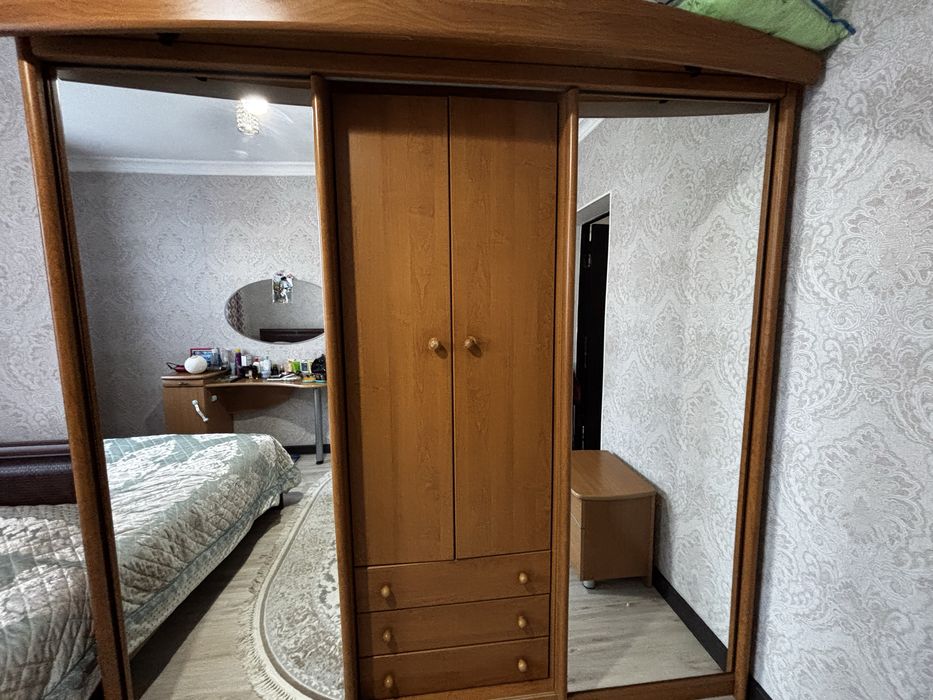 Продаю мебель Шкафы, диван , стол со стульями