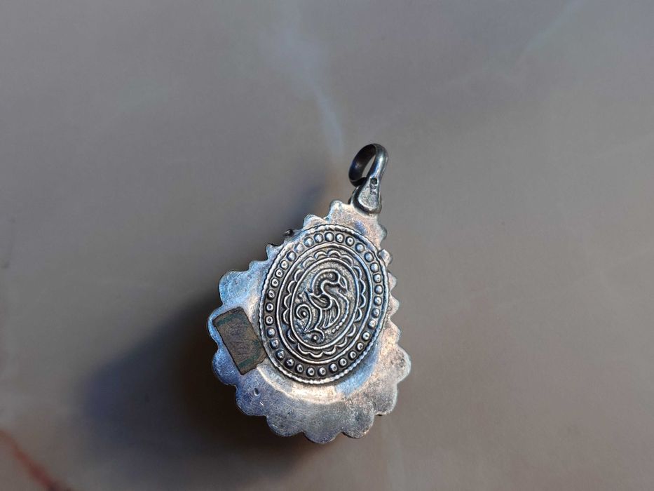 Pandantiv vechi si masiv din argint, realizat manual în Tibet.