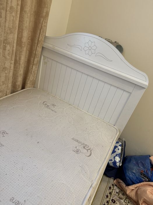 Кровать с матрасом