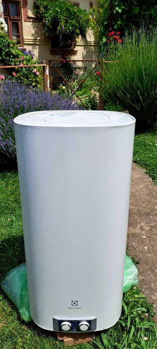 Vând boiler electric Electrolux 100 l + bonus...oglindă/ dulăpior baie