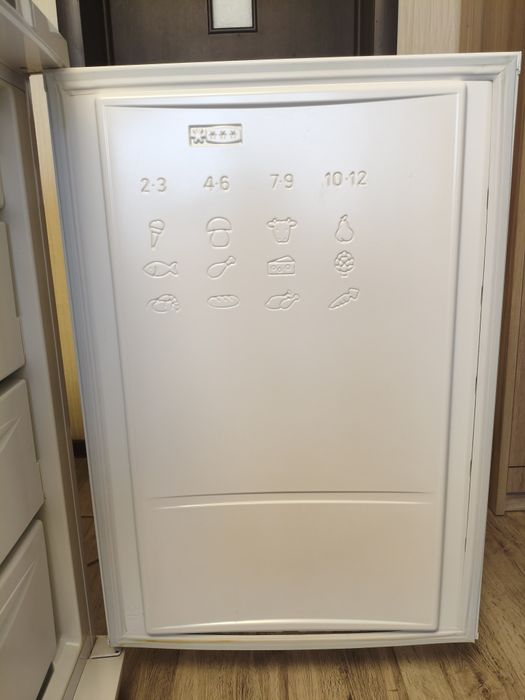 Продам морозильник  Indesit SFR100