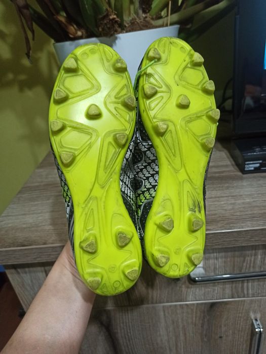 Футбольные бутсы, сороконожки